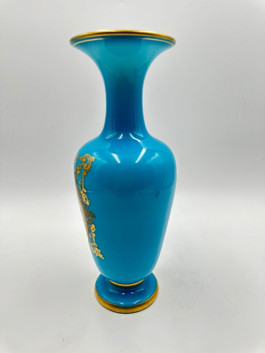 Vase Balustre En Opaline Bleu Turquoise Orné d'Un Bouquet De Fleurs Polychrome.-photo-2