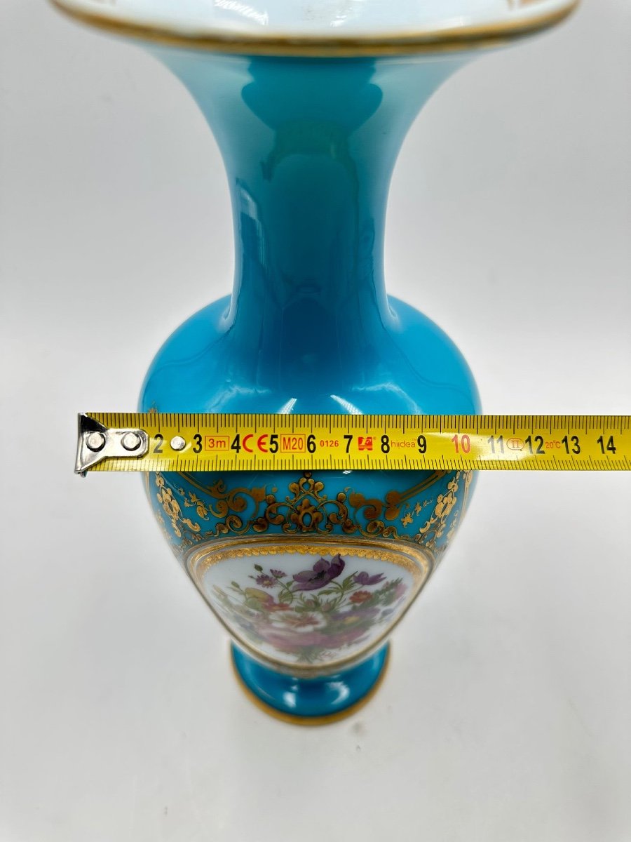 Vase Balustre En Opaline Bleu Turquoise Orné d'Un Bouquet De Fleurs Polychrome.-photo-3