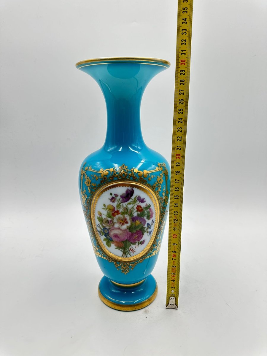 Vase Balustre En Opaline Bleu Turquoise Orné d'Un Bouquet De Fleurs Polychrome.-photo-5