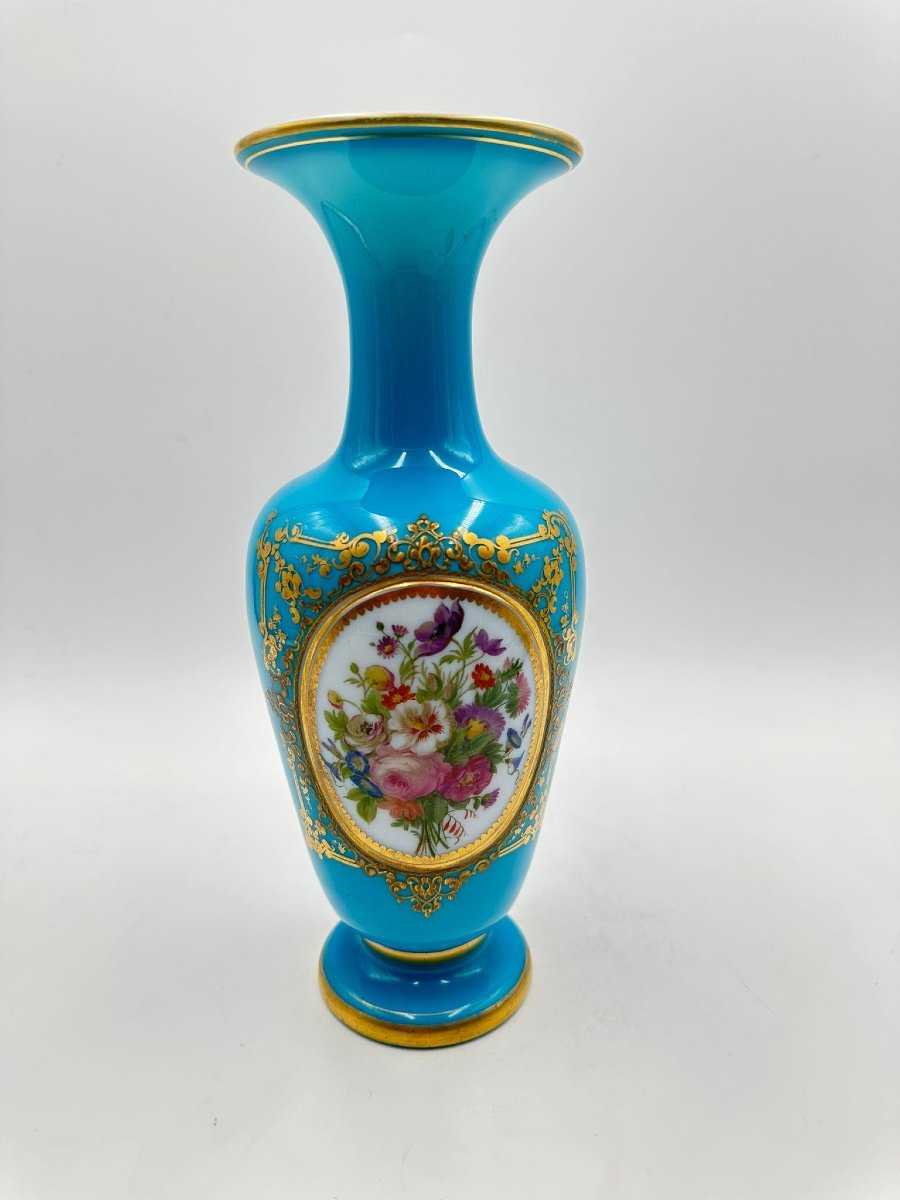 Vase Balustre En Opaline Bleu Turquoise Orné d'Un Bouquet De Fleurs Polychrome.