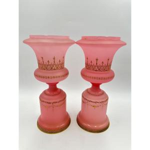 Paire De Vases Médicis En Opaline Rose à Décor Doré Et émaillé, Pieds Cerclés De Laiton. 