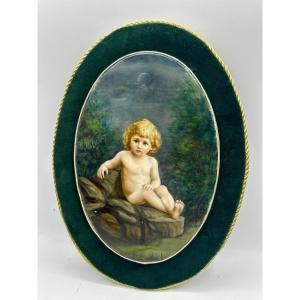 Très inhabituelle plaque murale en porcelaine XL de forme ovale représentant un petit garçon. 