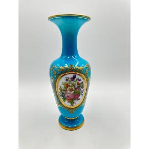 Vase Balustre En Opaline Bleu Turquoise Orné d'Un Bouquet De Fleurs Polychrome.