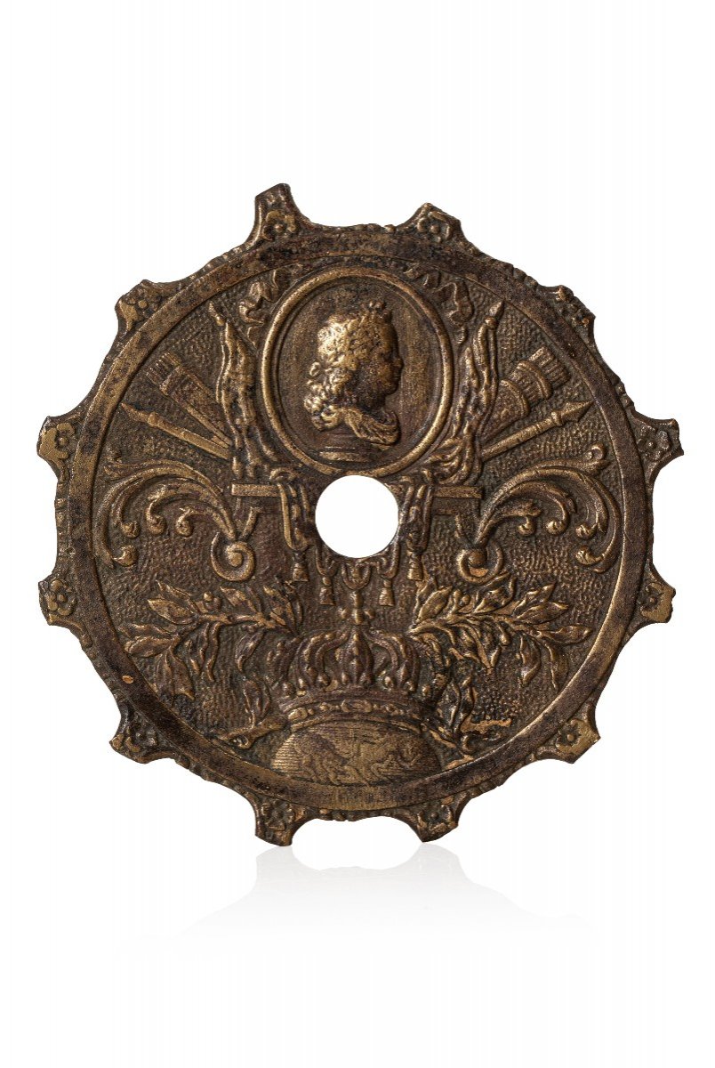 Centre De Cadran De Pendule En Bronze Patiné Au Profil Du Jeune Roi Louis XIV Lauré