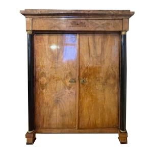 Armoire Biedermeier Noyer Plaqué Sur Un Corps En Résineux. Hesse Rhénane Vers 1815.