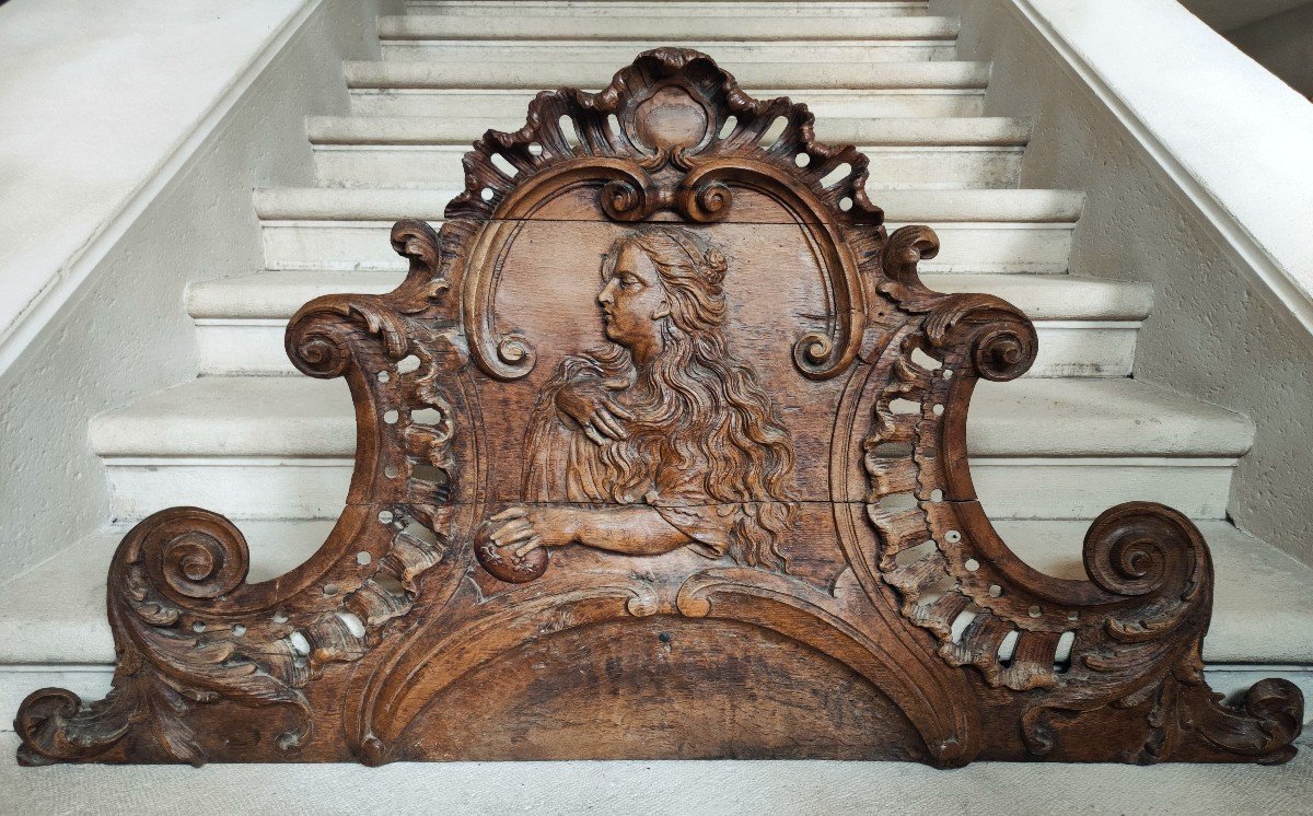 Important Woodwork Pediment From The Early 18th Century