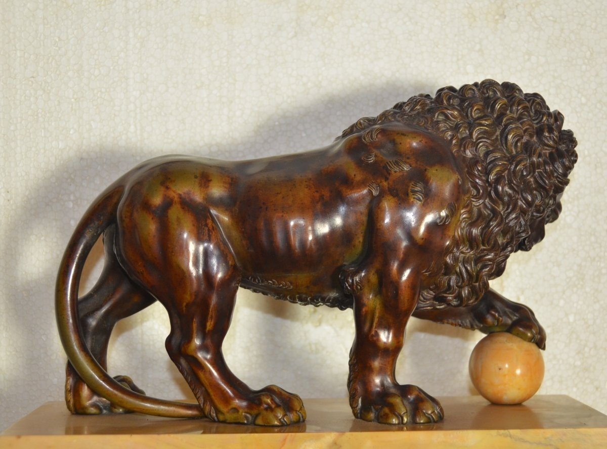 Bronze Lion Medici Pendule Avec Deux Coupes Bronze-photo-3
