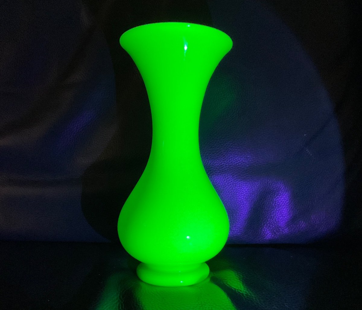 Vase En Opaline Ouraline Vert 19éme Siècle 