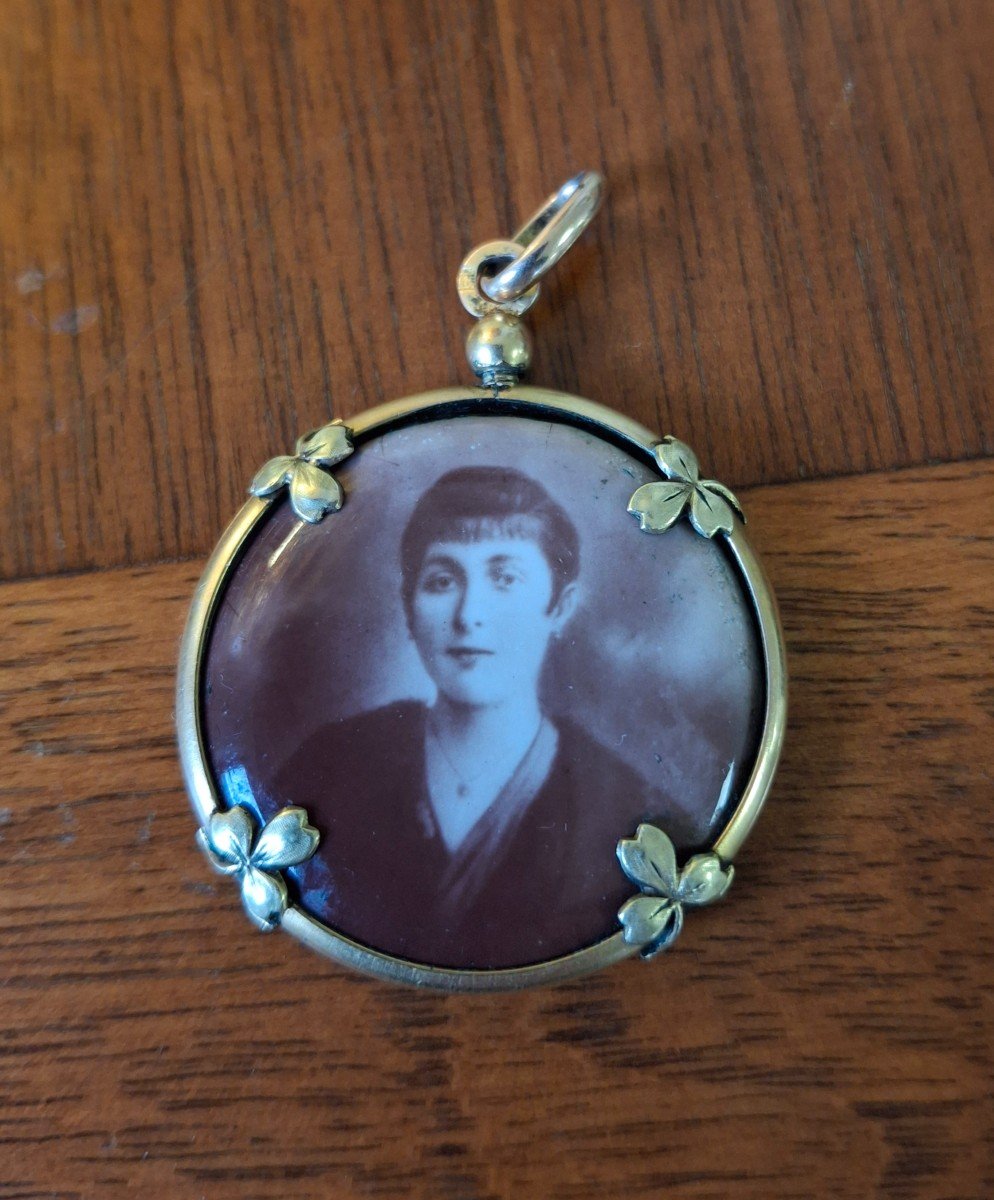 Pendentif Médaillon Feuille De Trèfle 