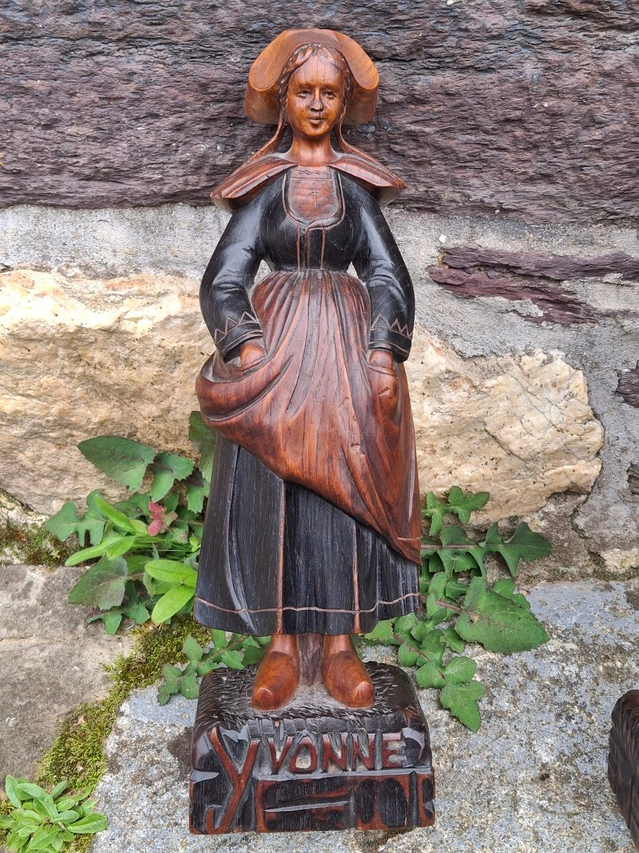 Breton Couple In Two-tone Carved Wood Costume From Lannion-photo-2