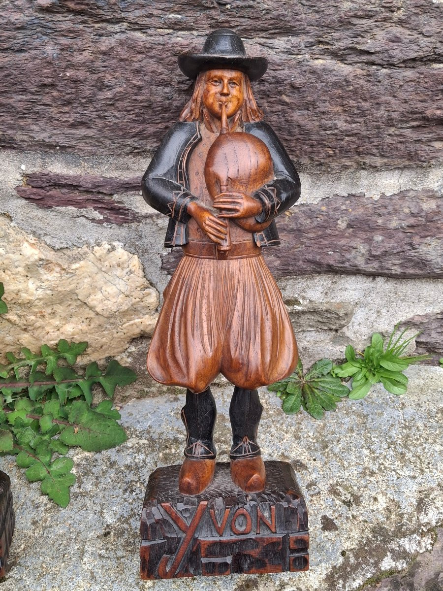 Breton Couple In Two-tone Carved Wood Costume From Lannion-photo-3