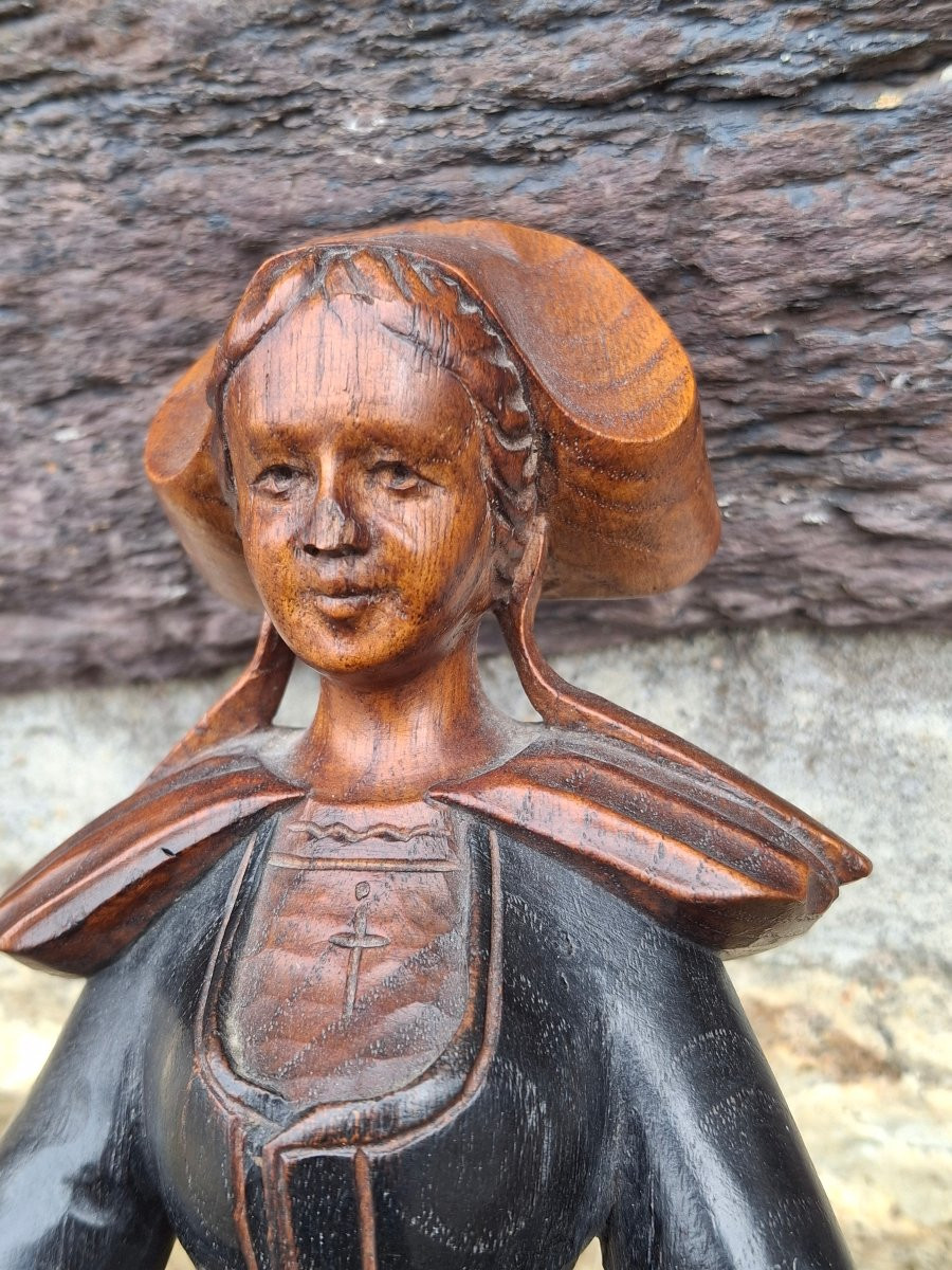 Breton Couple In Two-tone Carved Wood Costume From Lannion-photo-4