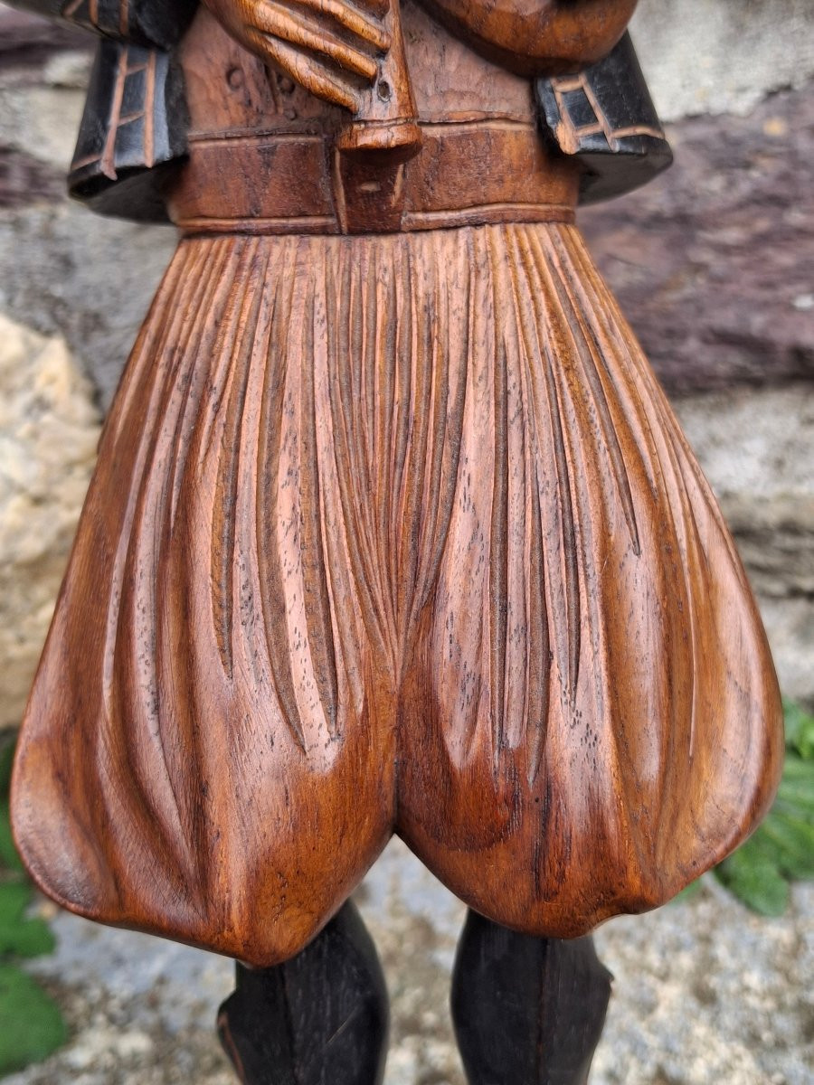 Breton Couple In Two-tone Carved Wood Costume From Lannion-photo-5