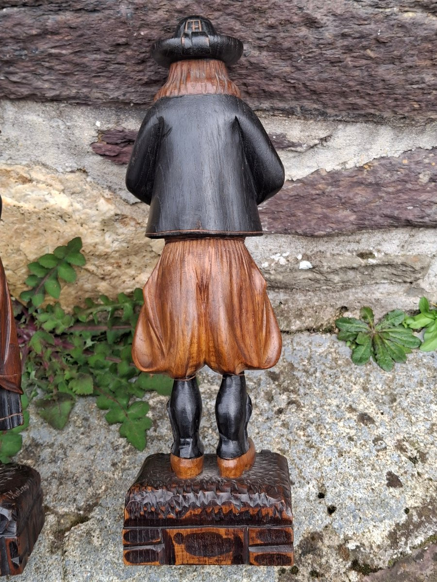 Breton Couple In Two-tone Carved Wood Costume From Lannion-photo-7