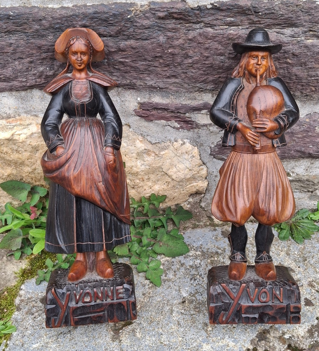 Breton Couple In Two-tone Carved Wood Costume From Lannion