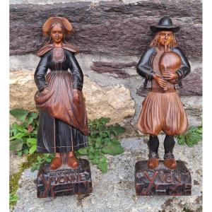 Breton Couple In Two-tone Carved Wood Costume From Lannion