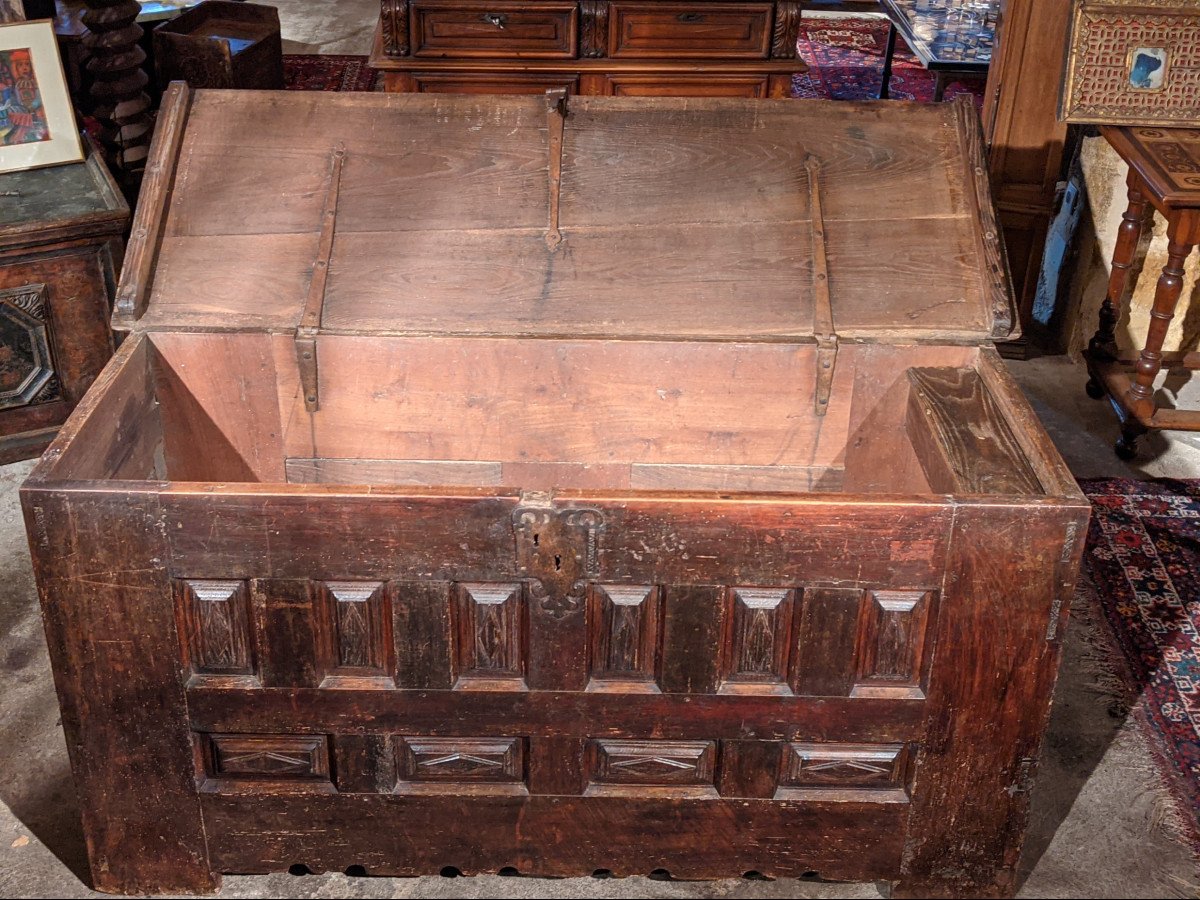 Important Spanish Chest-photo-6