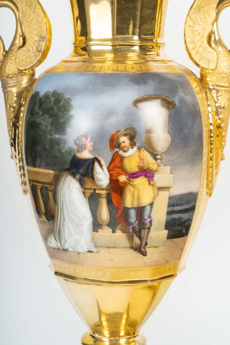 Paire De Vases En Porcelaine De Paris émaillés Or Avec Tableaux Peints à La Main-photo-1