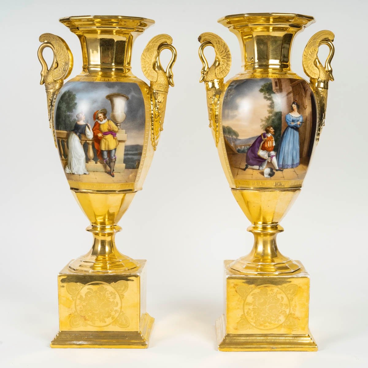 Paire De Vases En Porcelaine De Paris émaillés Or Avec Tableaux Peints à La Main