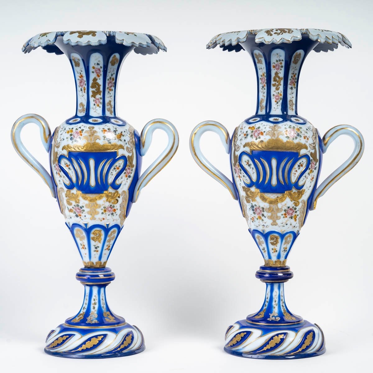 Rare Paire De Vases En Opaline Overlay, époque Charles X (1830-1840)