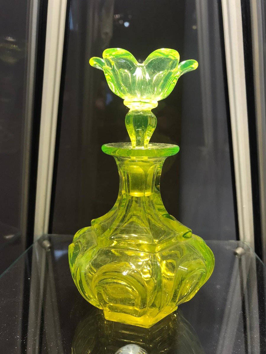 19th Century Bohemian Perfume Bottle In Uranium-photo-3