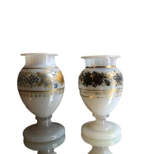 Paire de vases en opaline blanche émaillés, époque Charles X, signés Desvigne Design