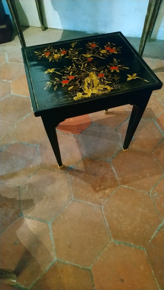 20th Century Lacquer End Table With Japanese Decor -photo-3