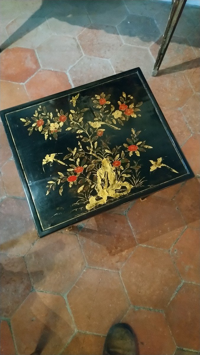 20th Century Lacquer End Table With Japanese Decor -photo-1