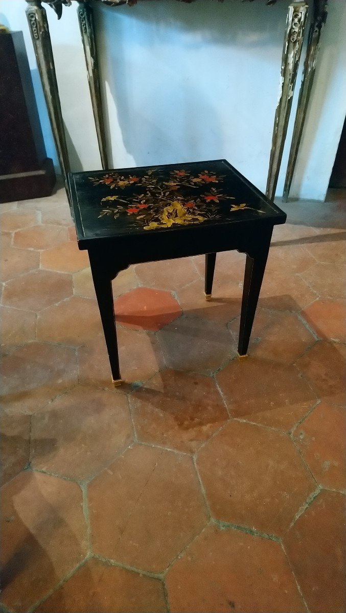 20th Century Lacquer End Table With Japanese Decor -photo-4