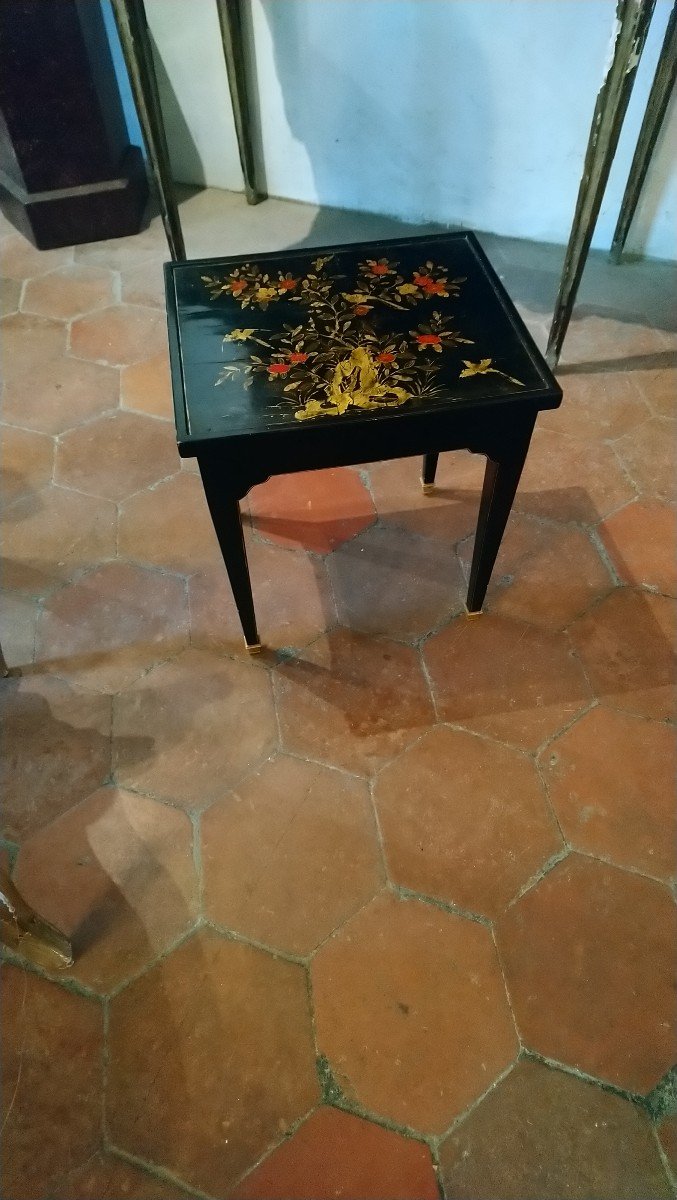 20th Century Lacquer End Table With Japanese Decor 