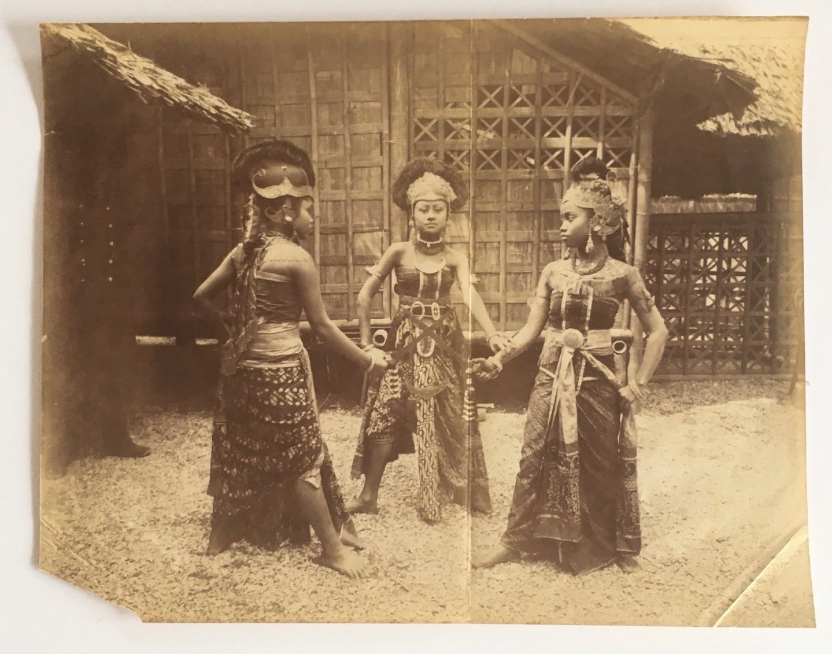 Photographie. Trois danseuses Javanaises. Indonésie. Exposition Universelle, 1889. -photo-2