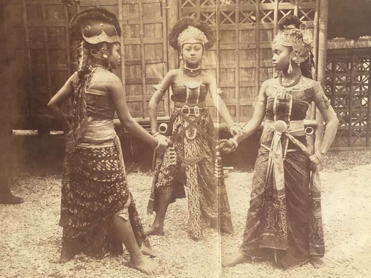 Photographie. Trois danseuses Javanaises. Indonésie. Exposition Universelle, 1889. 