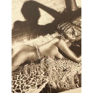 Portrait d’une femme allongée, Afrique. Circa 1930 