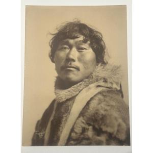 Lomen Brothers, photographie d'un homme Inuit, Alaska, 1905