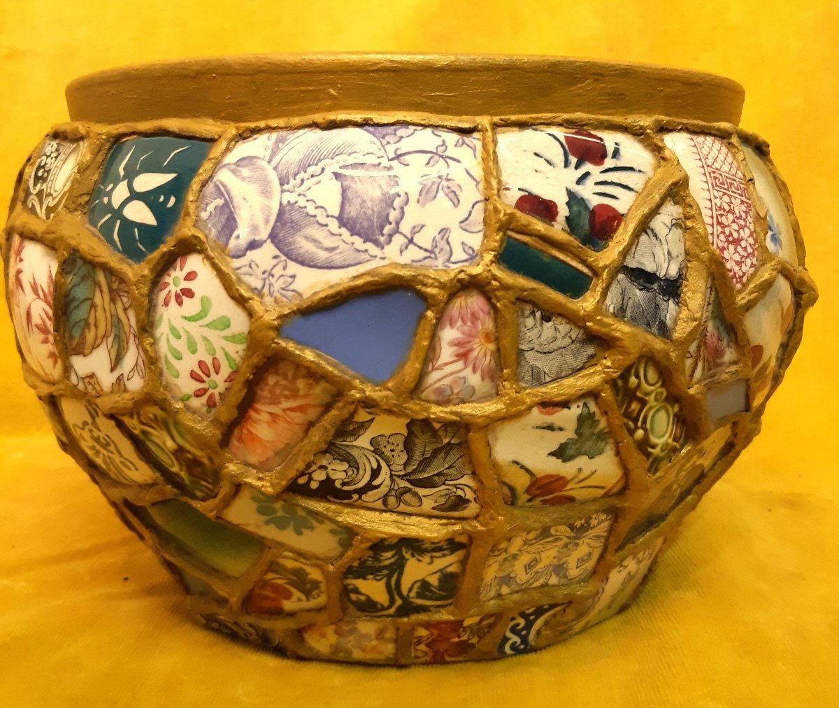 Cache Pot Faïence Couverte d’une Mosaïque de Vaisselles Diverses Technique" Picassiette"20éme