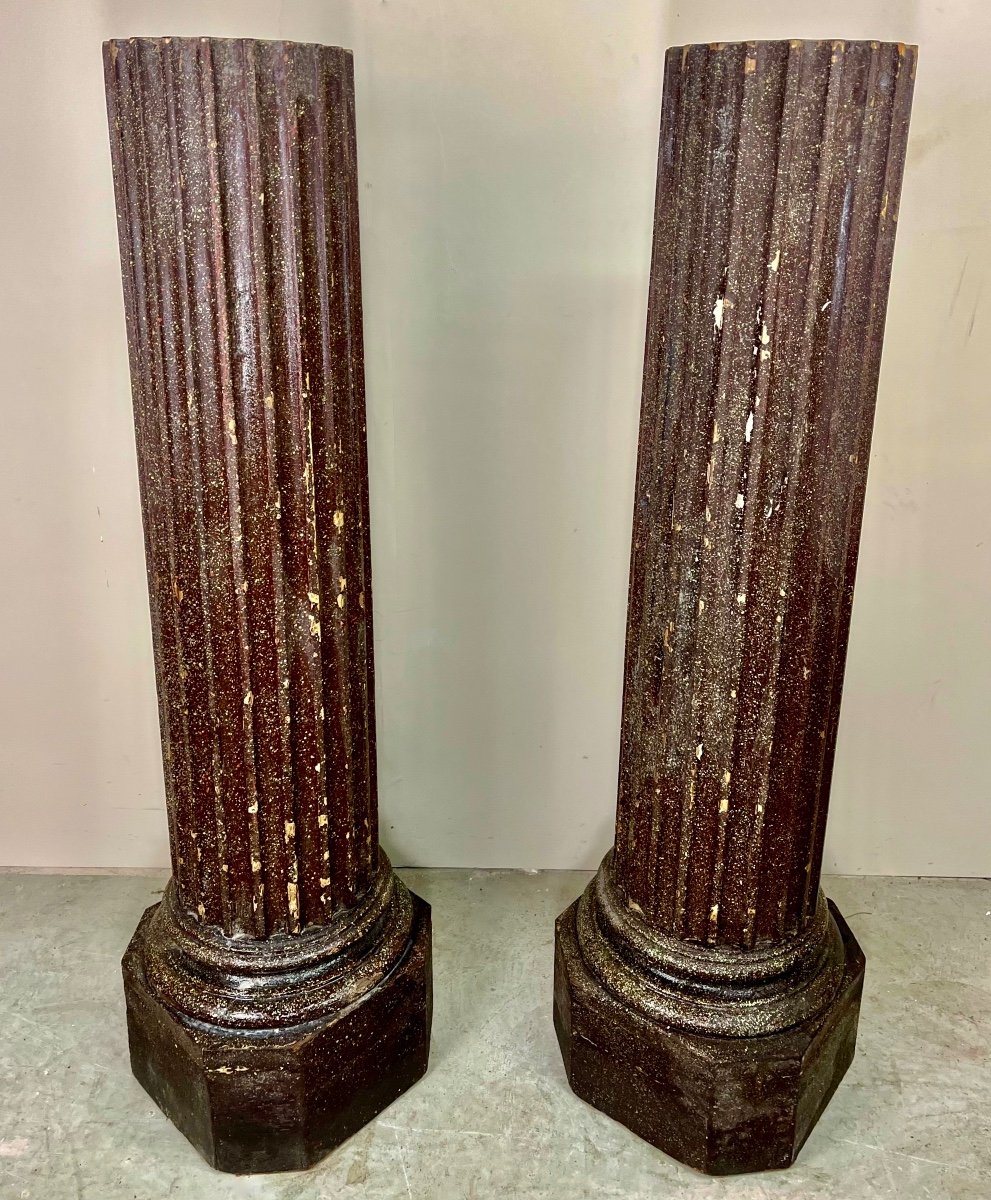 Paire de colonnes en bois peint.