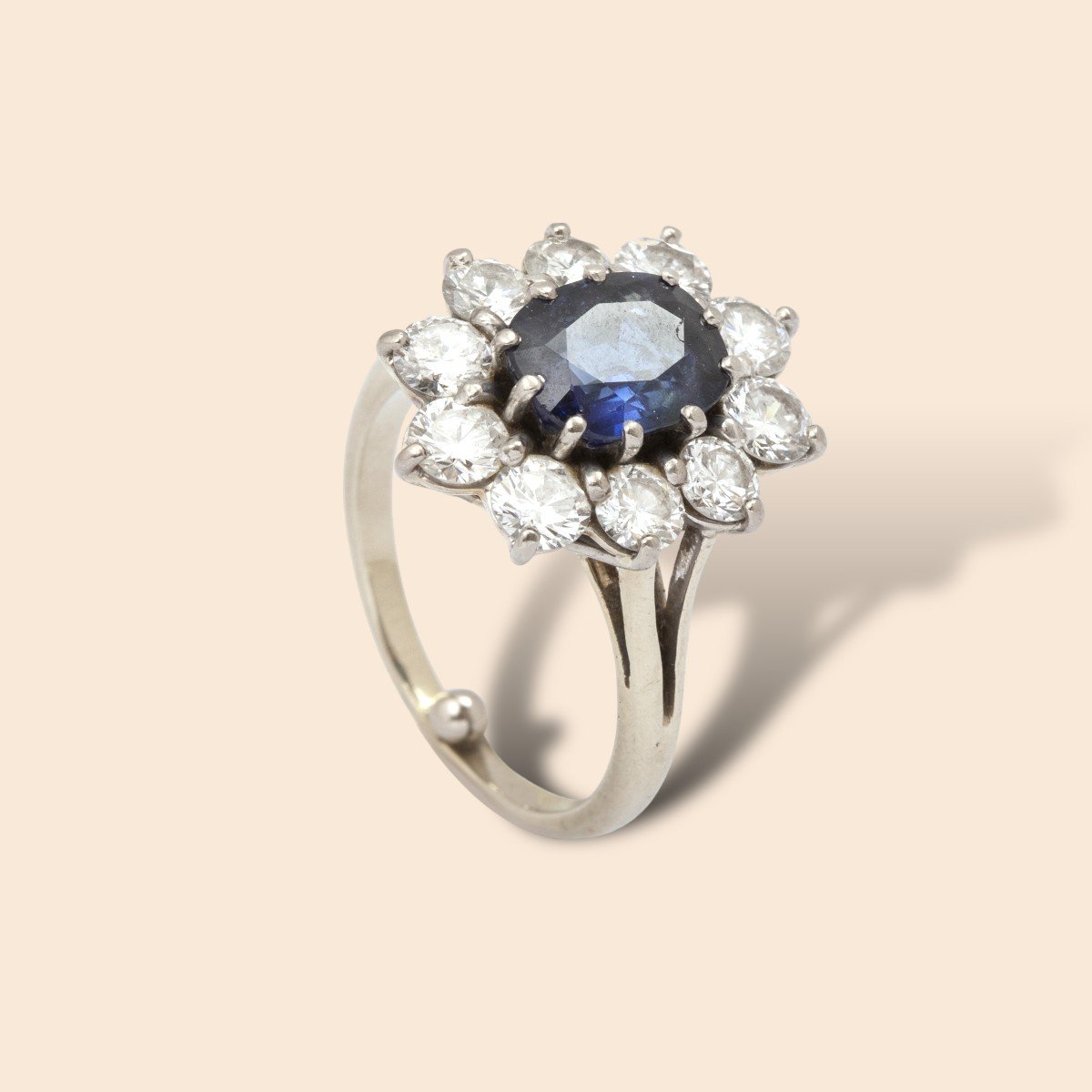 Bague vintage or gris, saphir et diamants bleu marine-photo-3