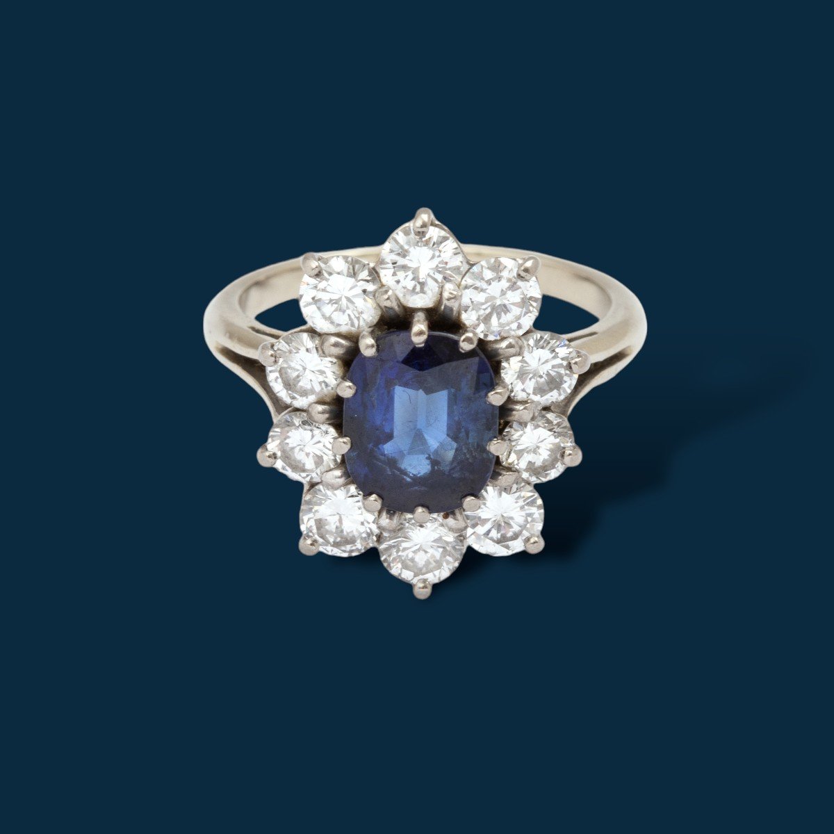 Bague vintage or gris, saphir et diamants bleu marine