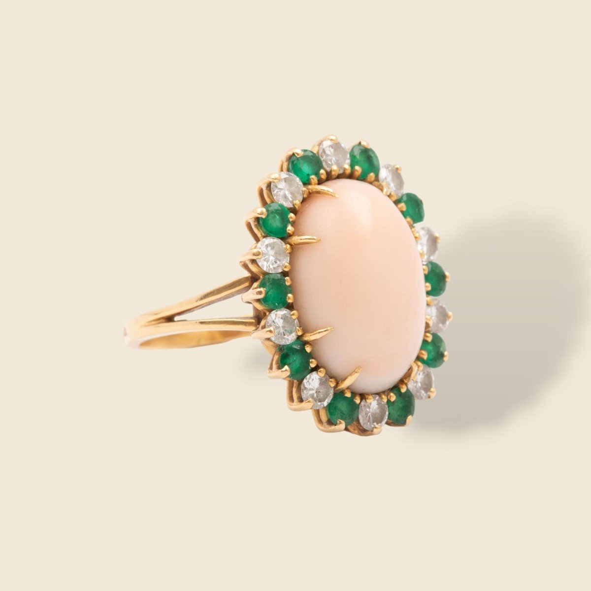 Bague Or Jaune, Corail, Emeraudes Et Diamants Peachy-photo-2