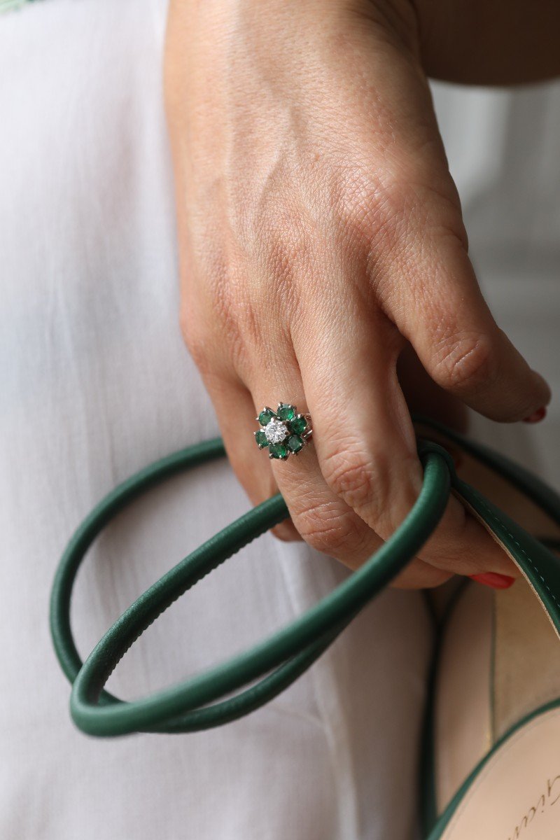 Daisy Ring Platinum Diamond And Emeralds Delicate Hatching-photo-3