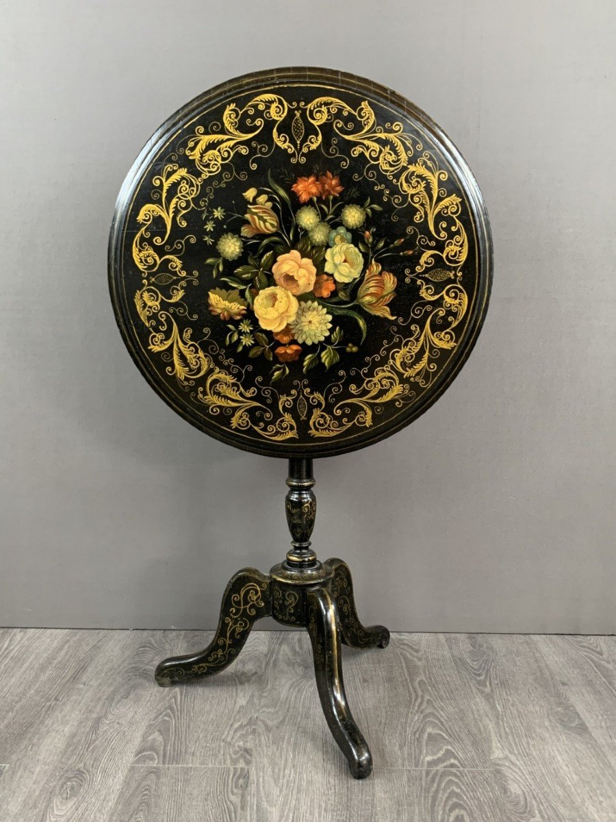 Black Lacquered Wood Tilting Pedestal Table With Floral Pattern 19th Century