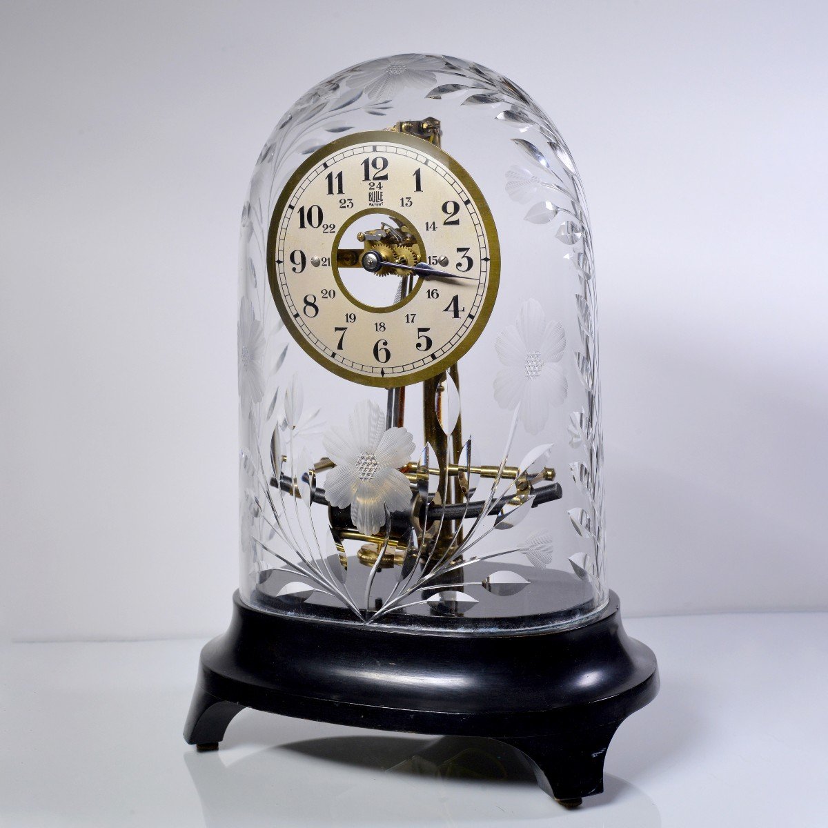 Horloge électrique Art Déco Bulle Avec Dôme En Cristal Taillé Suédois Vers 1930