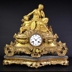 Grande Horloge Figurative En Bronze Doré De Style Louis XVI, XIXe Siècle, Muse Avec Chérubin