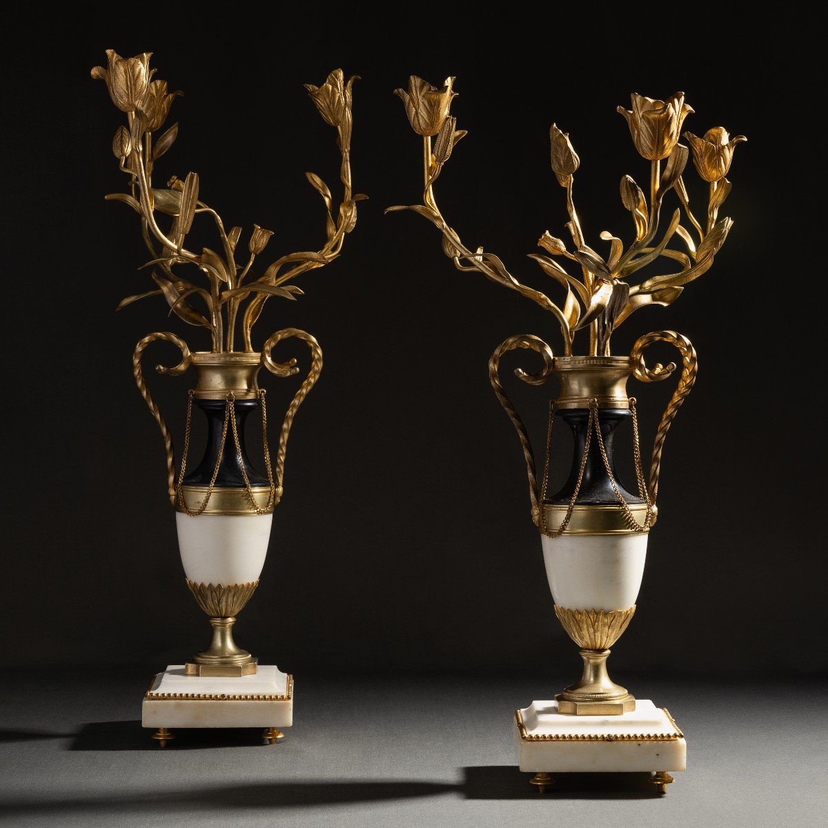 Paris, fin de l'époque Louis XVI - importante paire de candélabres floraux en bronze et marbre-photo-4