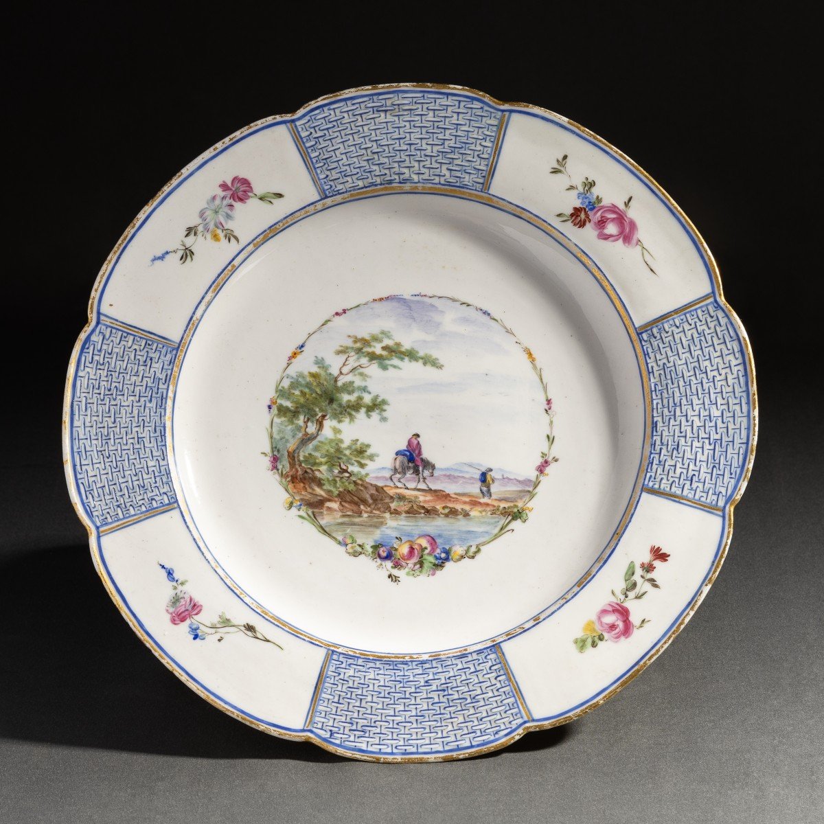 Mennecy, vers 1760 - très rare assiette de table en porcelaine tendre