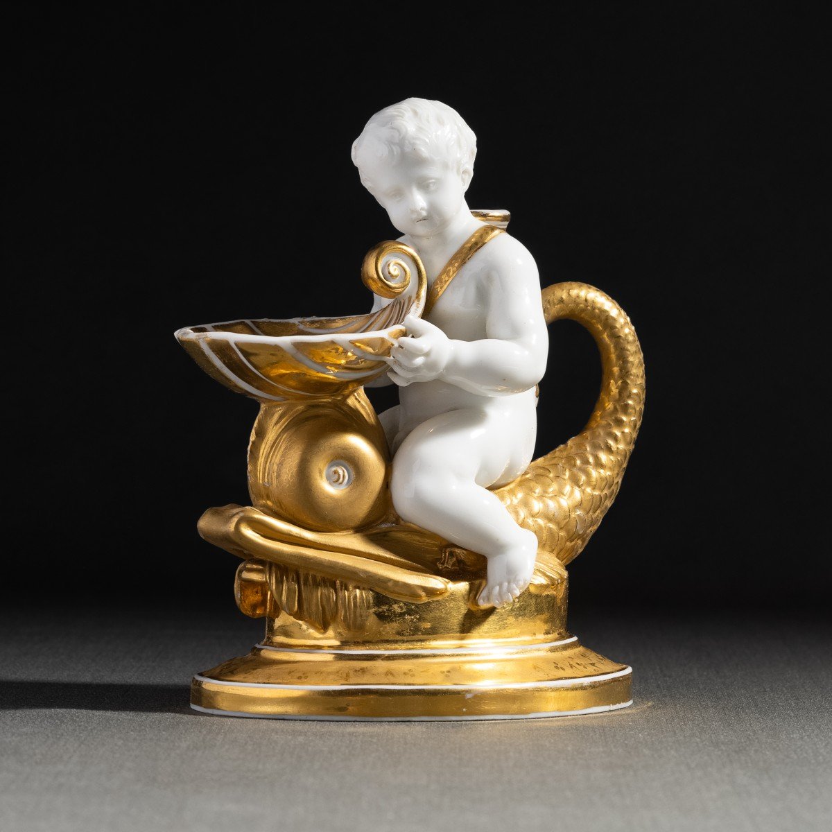 Gardner à Moscou - encrier  en porcelaine - enfant chevauchant un dauphin, vers 1820