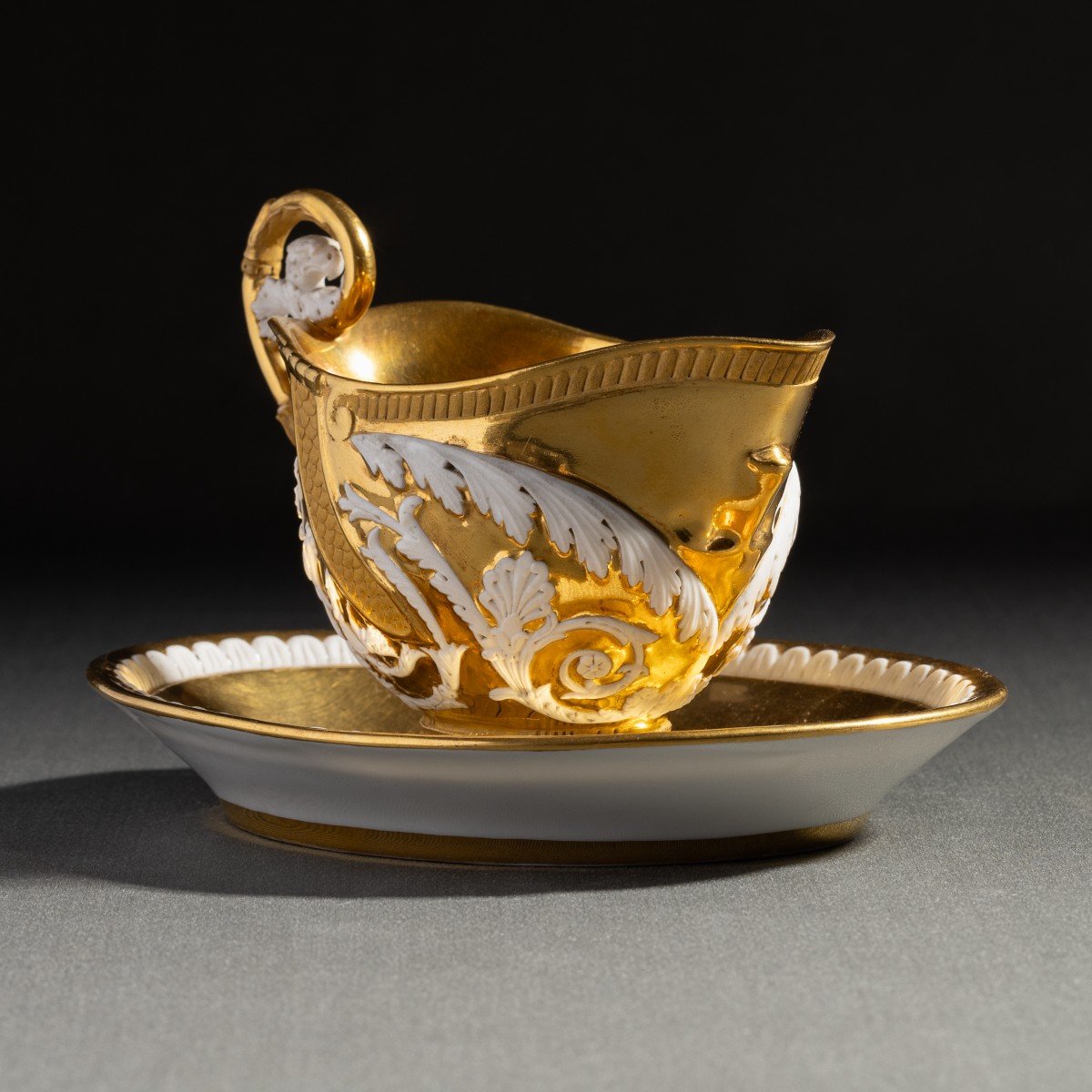 Feuillet à Paris - tasse "casque" et sa soucoupe en porcelaine vers 1820, très riche dorure-photo-2