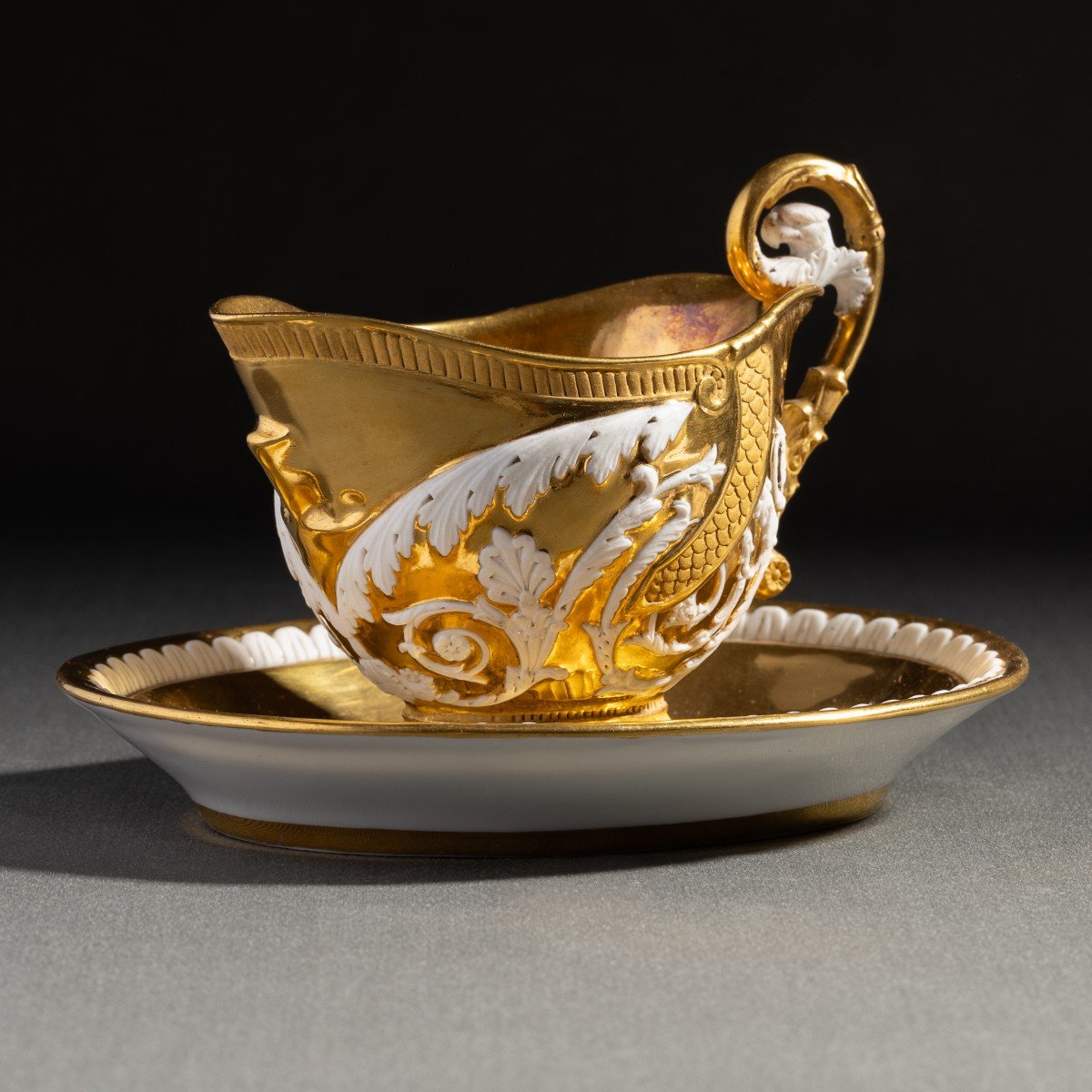 Feuillet à Paris - tasse "casque" et sa soucoupe en porcelaine vers 1820, très riche dorure-photo-3