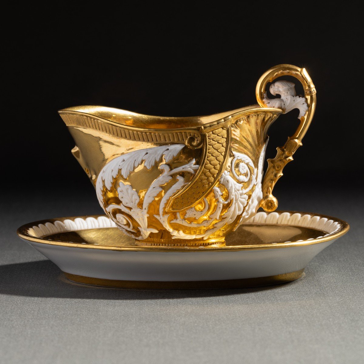 Feuillet à Paris - tasse "casque" et sa soucoupe en porcelaine vers 1820, très riche dorure-photo-4