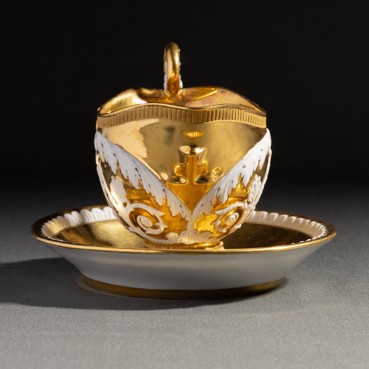 Feuillet à Paris - tasse "casque" et sa soucoupe en porcelaine vers 1820, très riche dorure-photo-2